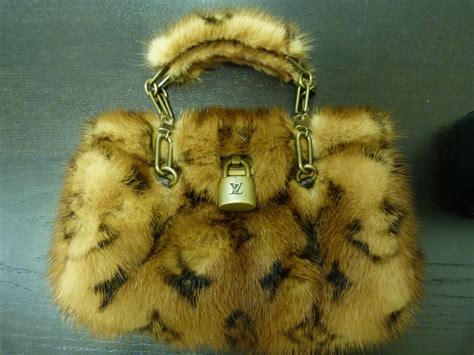 lv fur purse